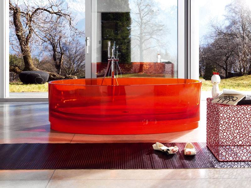 freistehende-Badewanne-rot-ovale-Form-Badezimmer-Einrichtungsideen