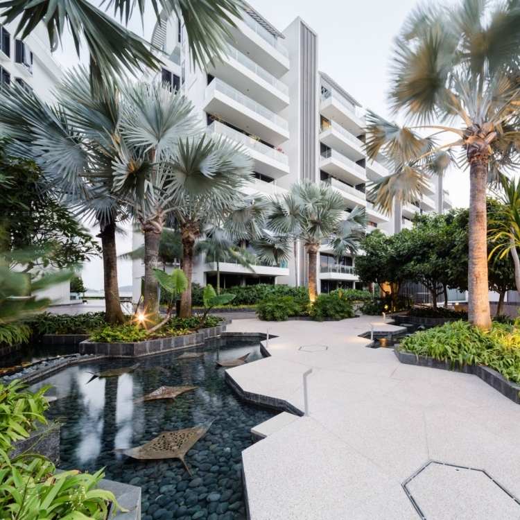 garten-landschaftsbau-hotel-palmen-wasser-rochen-flusssteine-beton-stufen