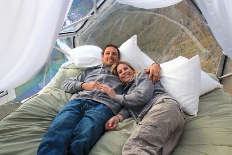 gut-schlafen-paar-romantisch-extremes-erlebnis-klettern-hotel-bett