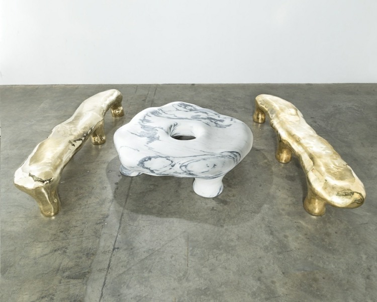haas kunstwerke humor sitzbank gold bronze tisch loch marmor weiss look