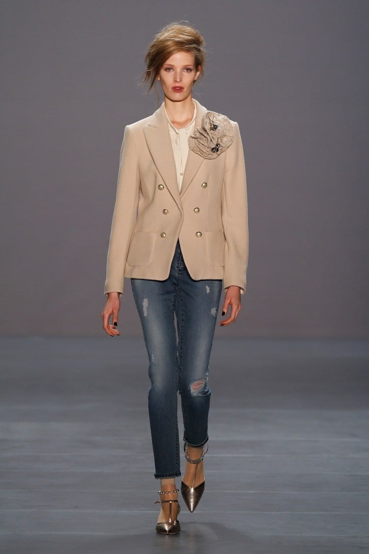 Herbstmode 2015 -damen-blazer-beige-doppelreiher-accessoire-jeans