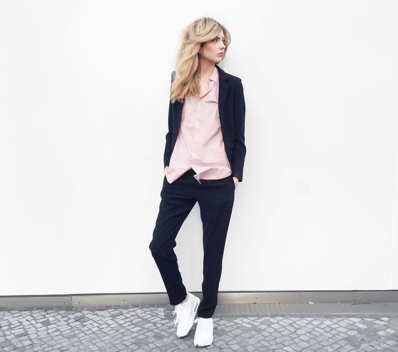 Herbstmode 2015 -damen-blazer-sportlich-anzug-schwarz-hemd-sneakers
