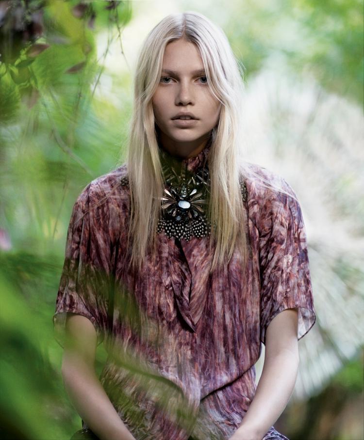 hippie-chic-mode-boho-bluse-violett-muster-statement-kette-blonde-haare-pflanzen