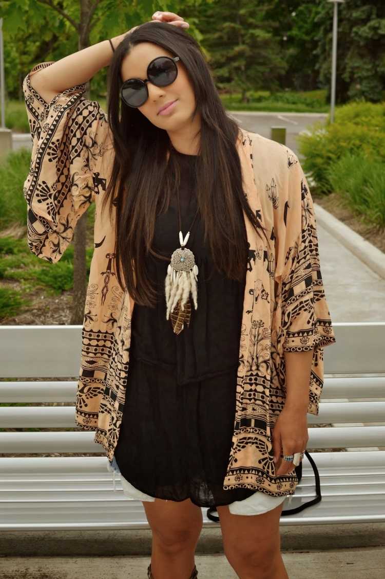 hippie-chic-mode-boho-kimono-outfit-schwarze-bluse-sonnenbrille-grosse