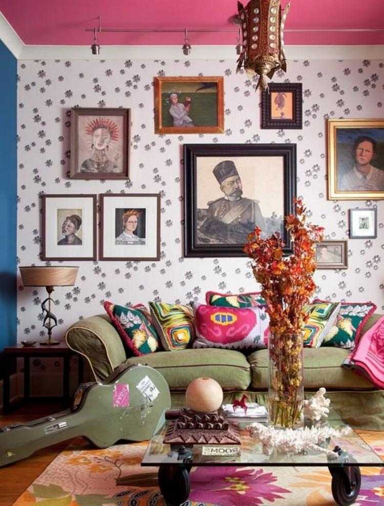 hippie-chic-wohnen-couch-bilderwand-couchtisch-glas-gitarre-tapete-decke-rosa