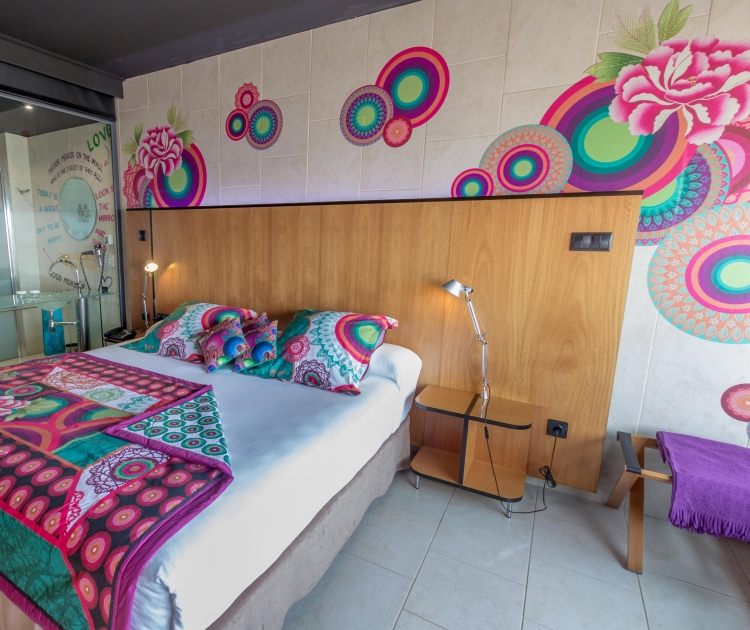 hippie-chic-wohnen-schlafzimmer-wanddeko-bett-bettwaesche-nachttisch-deaigual