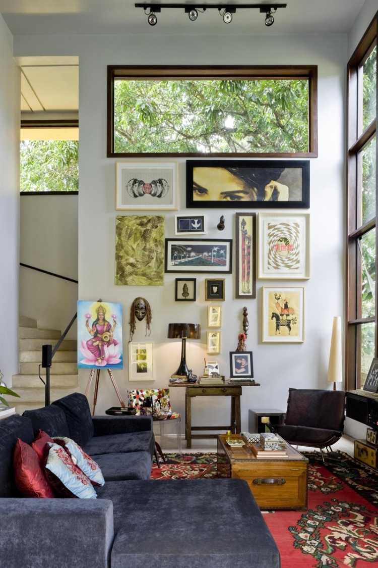 hippie-chic-wohnen-wohnzimmer-bilderwand-eckcouch-grau-teppich-ornamente