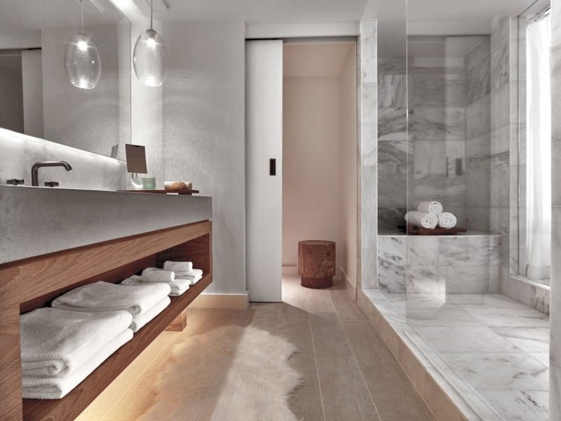 holz-und-weiss-gestaltung-strandhotel-badezimmer-marmor-fliesen-glaswande