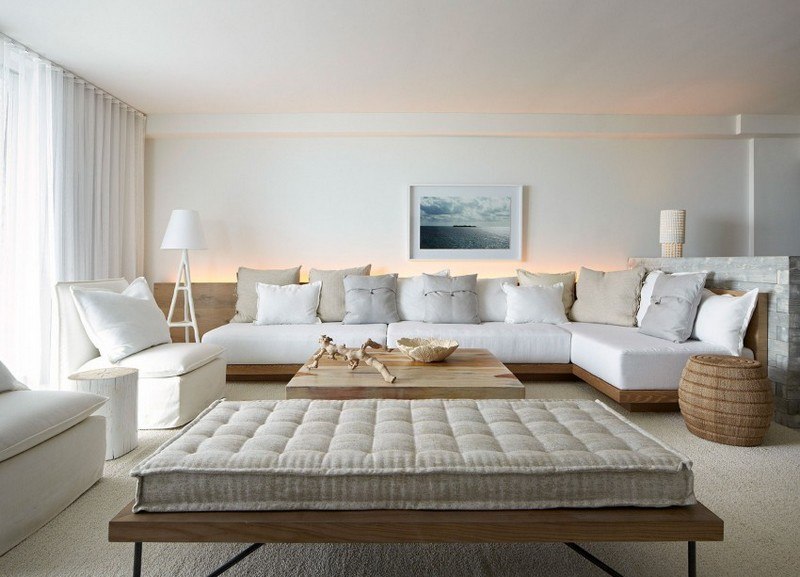 Holz und Weiß -gestaltung-strandhotel-indirekte-beleuchtung-hinter-sofa