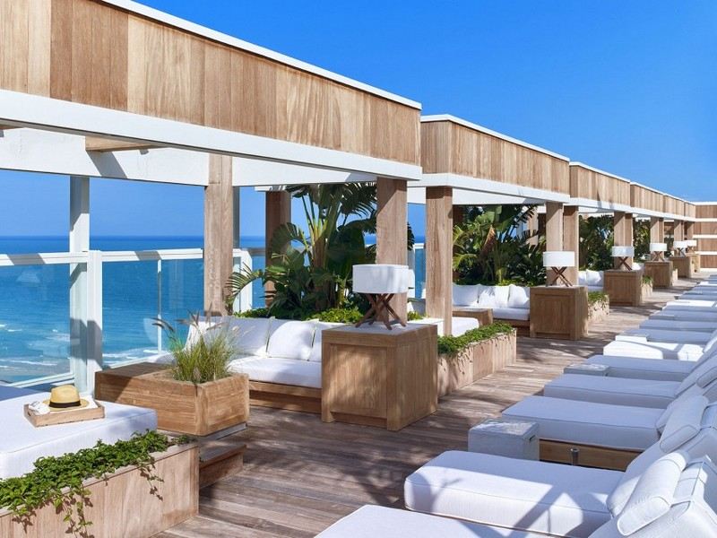 holz-und-weiss-gestaltung-strandhotel-terrasse-lounge-bereich-palmen-ueberdachung