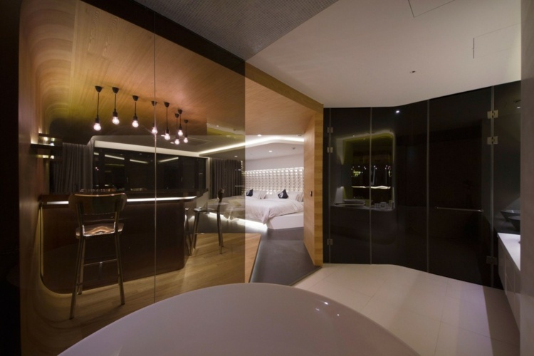hotelzimmer design indirekter beleuchtung bad glaswand getoent modern