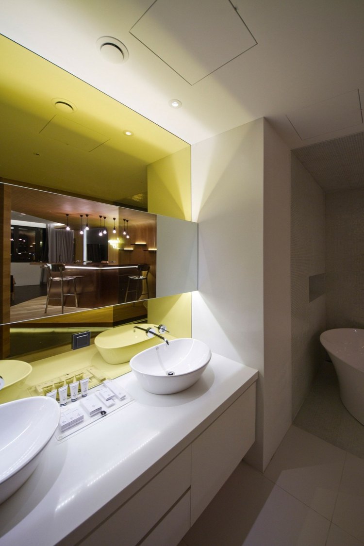 hotelzimmer design indirekter beleuchtung badezimmer weiss gelb konsole spiegel