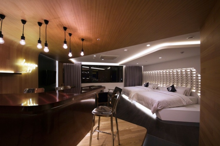 hotelzimmer design indirekter beleuchtung pendelleuchten backstein barstuhl
