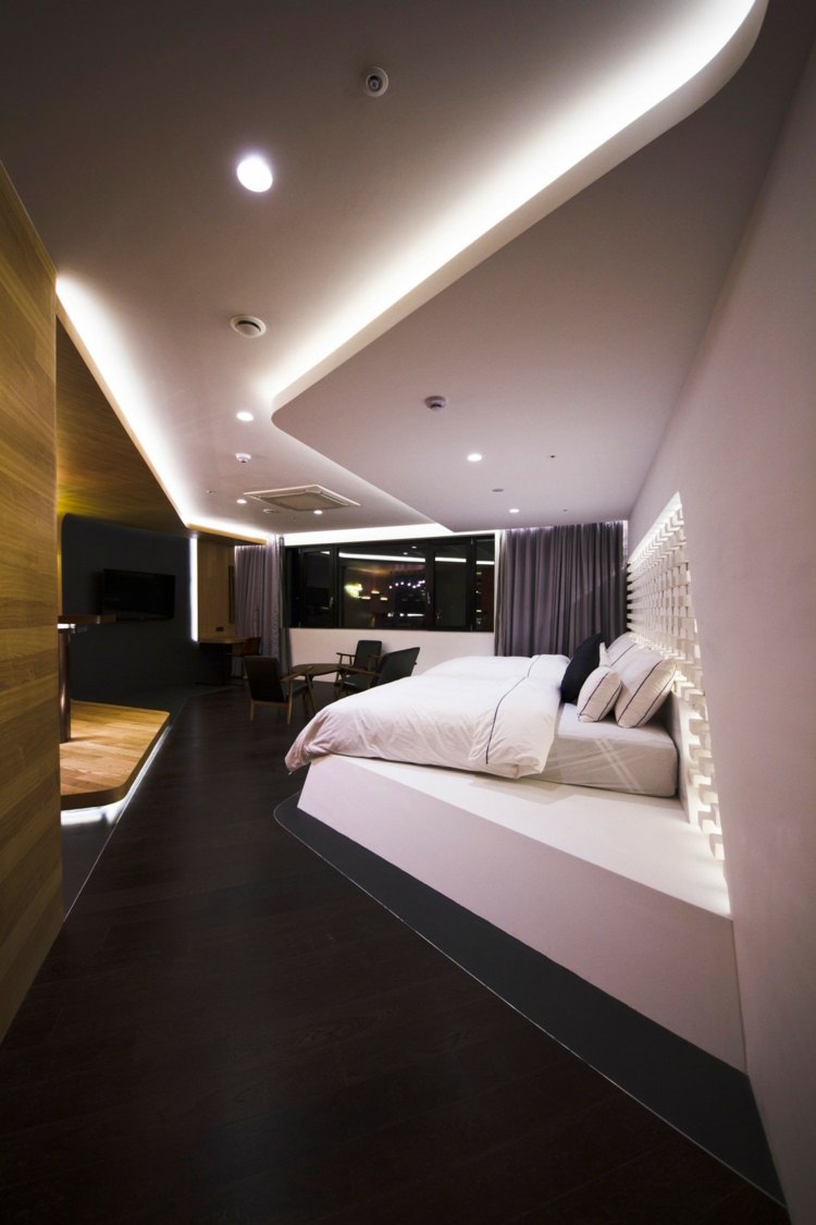 hotelzimmer design mit indirekter beleuchtung bett decke weiss