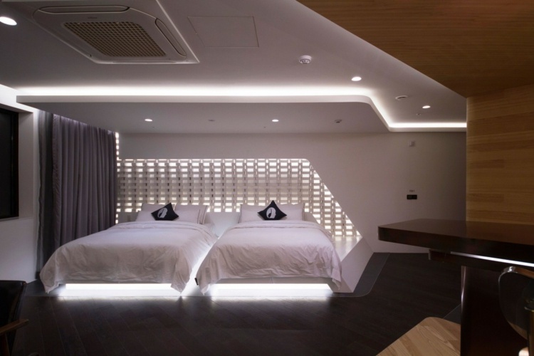 hotelzimmer design mit indirekter beleuchtung holz verkleidung fussboden schwarz