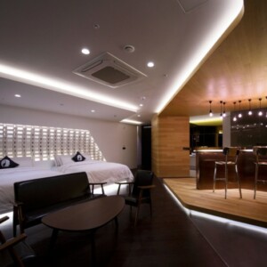 hotelzimmer design mit indirekter beleuchtung schlafbereich bar holz theke