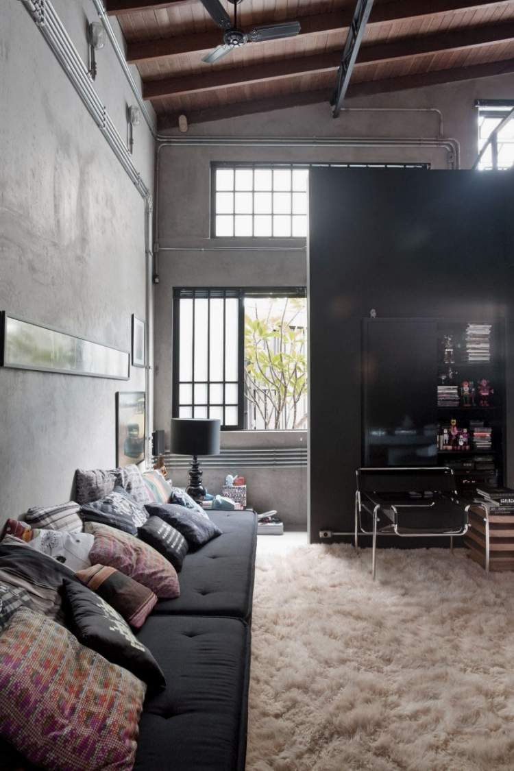 industrial-design-moebel-schwarz-kissen-teppich-weich-sprossenfenster-licht