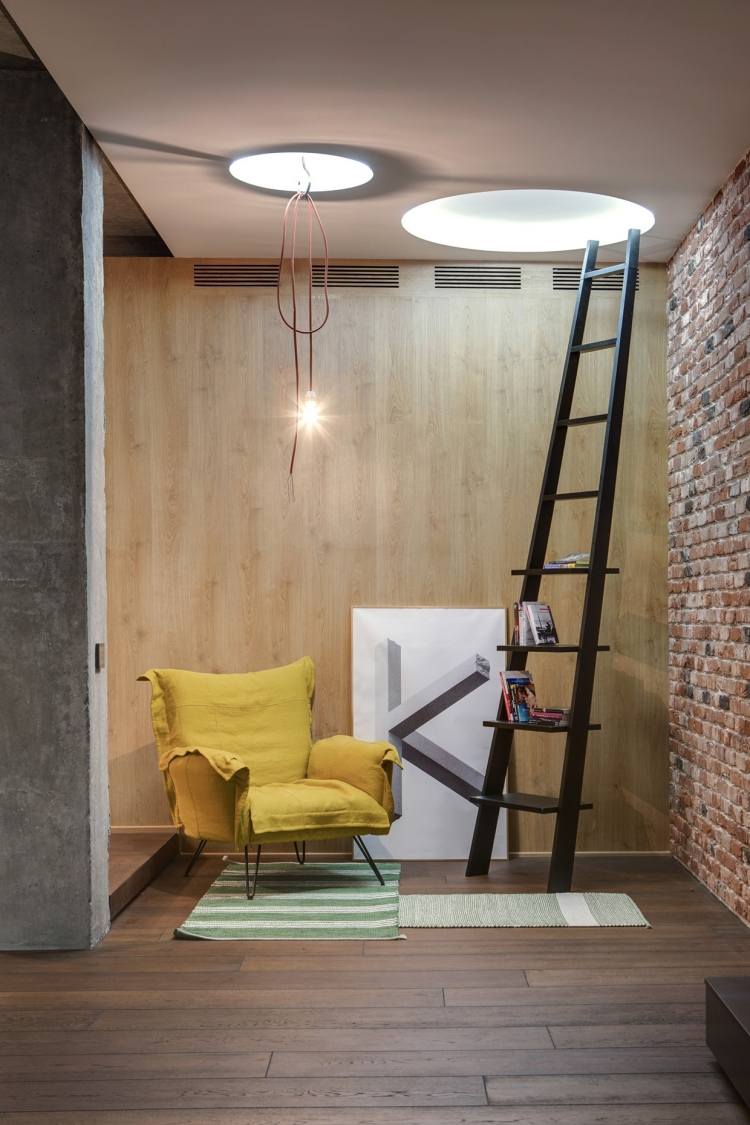 Industrial Design Möbel -sessel-gelb-leiter-regal-indirekte-beleuchtung-backsteinwand