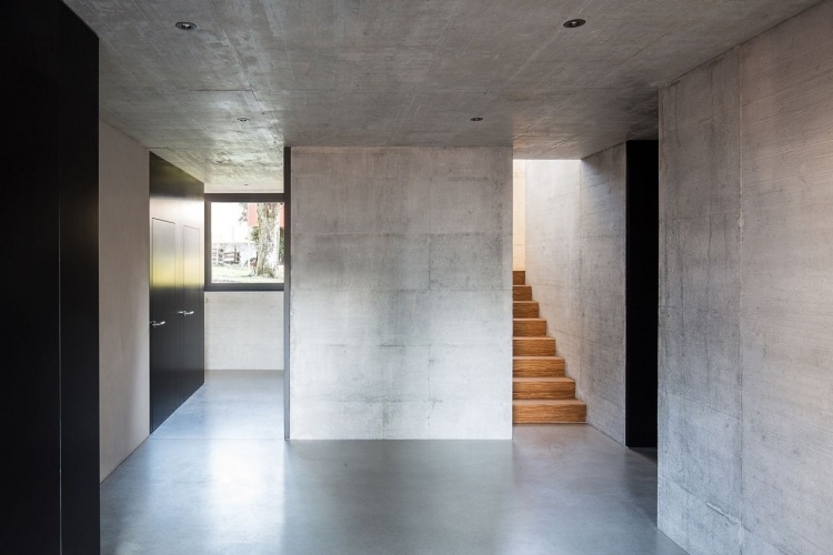 innentreppen-holz-modern-beton-boden-wand-decke-minimalistisch-spots-beleuchtung