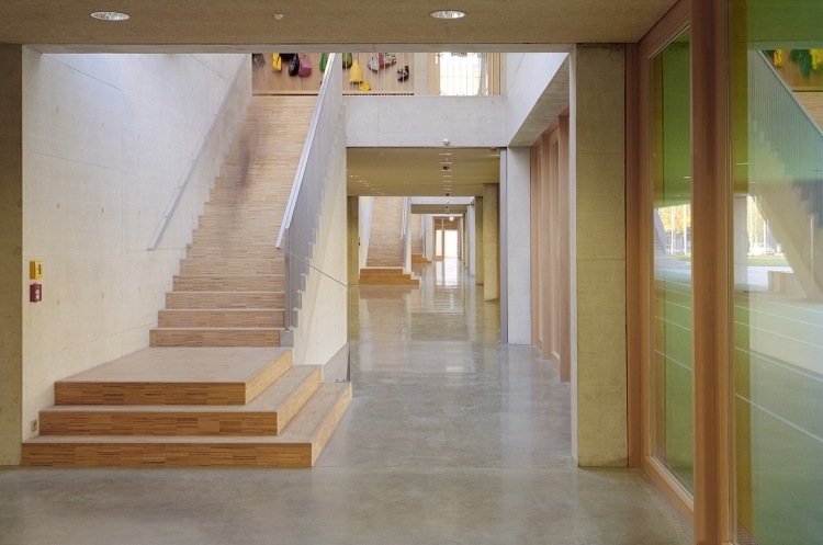 innentreppen-holz-modern-fussboden-beton-stahlgelaender-flur-treppenhaus