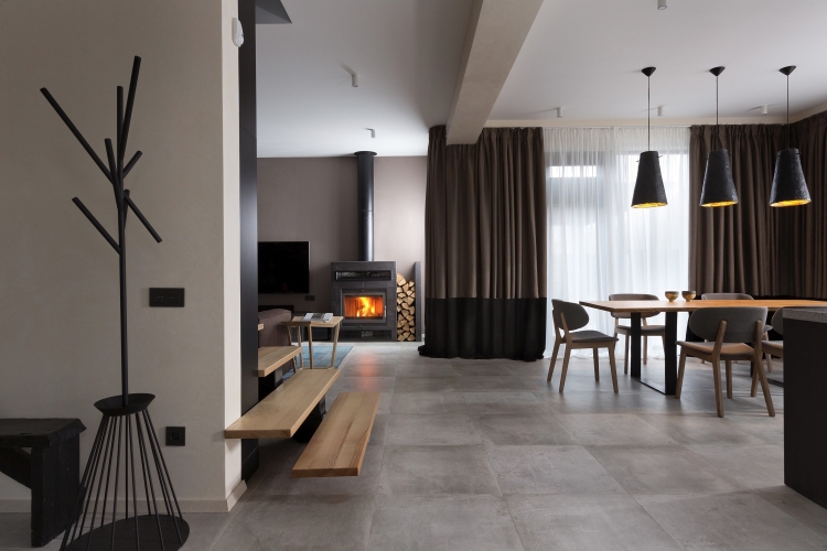 innentreppen-holz-modern-industrial-design-esszimmer-offen-wohnzimmer-kaminofen-betonboden
