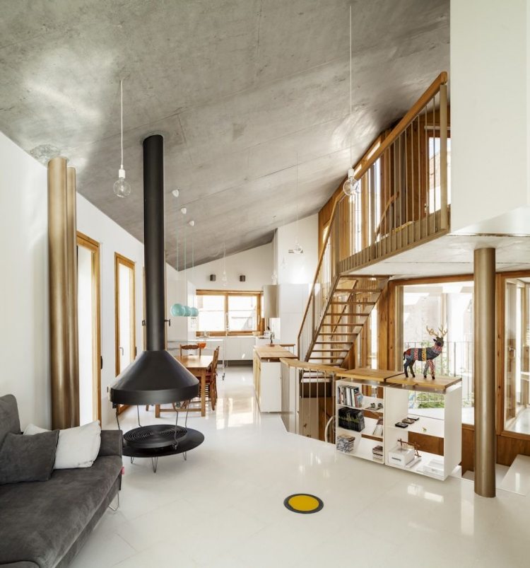 innentreppen-holz-modern-industrial-design-fussboden-weiss-glaenzend-couch-grau-betondecke