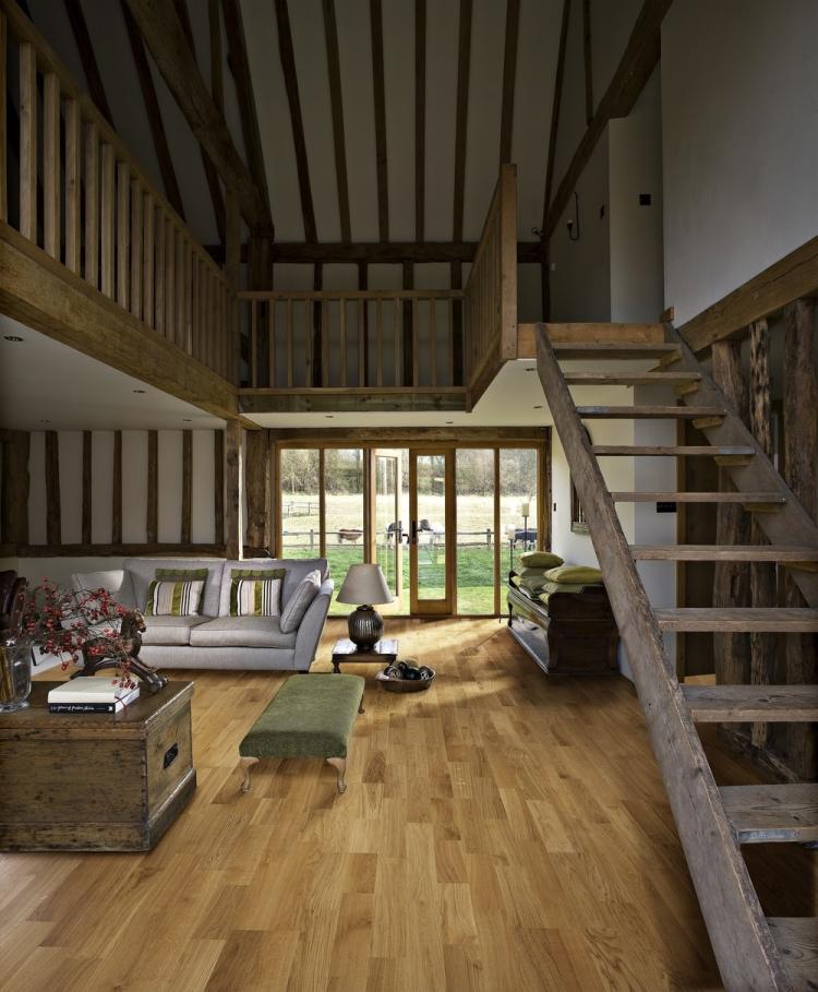 innentreppen-holz-modern-offen-modern-rustikal-wohnzimmer-couch-grau