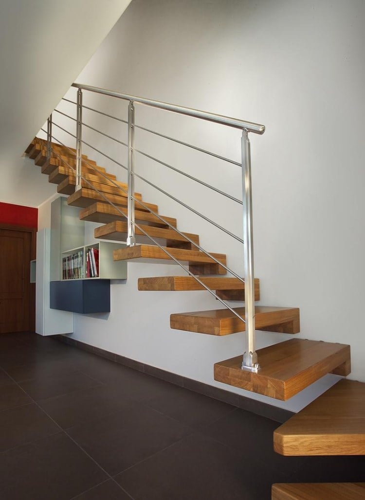 innentreppen-holz-modern-schwebende-treppe-stahlgelaender-edelstahl-handlauf-wandfarbe-weiss