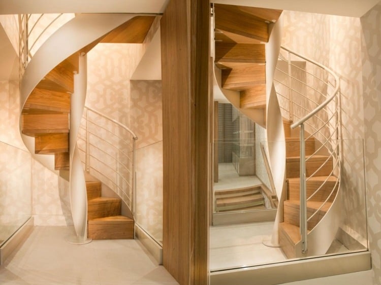 innentreppen-holz-modern-spindeltreppe-treppenhaus-stahlkonstruktion-tapete-muster-pastellfarbe