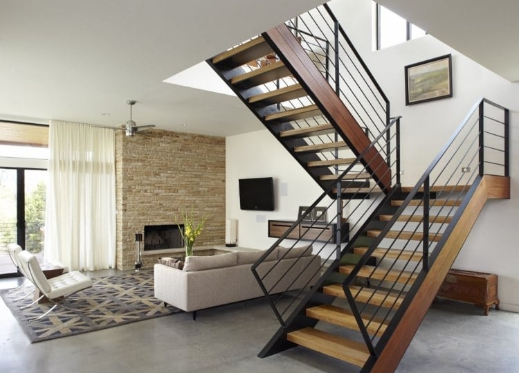 innentreppen-holz-modern-stahlkonstruktion-stahlgelaender-betonboden-wohnzimmer-couch-grau-natursteinwand