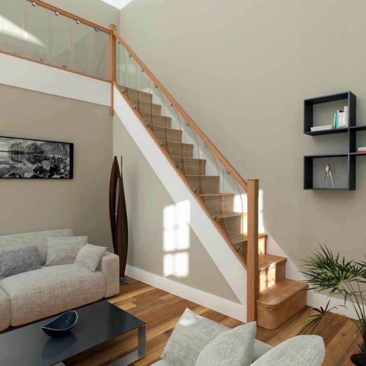 innentreppen-holz-modern-wohnzimmer-couch-wandfarbe-hellgrau-holzboden-handlauf-glasgelaender-wandregale