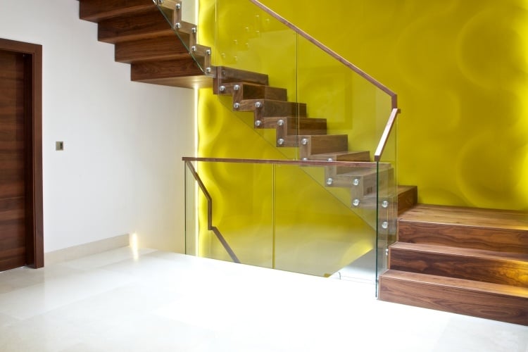 innentreppen-holz-modernwandfarbe-gelb-effekte-indirekte-beleuchtung-glasgelaender-fussboden-weiss