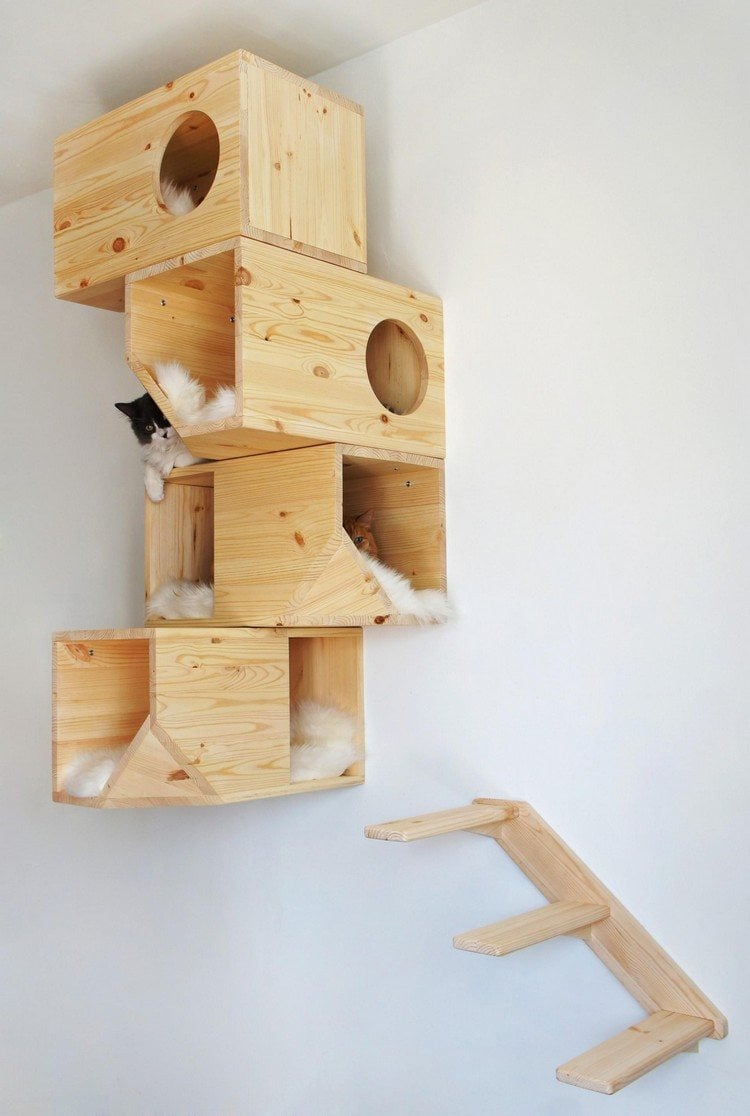 Katzenmöbel aus Holz design-catissa-helles-holz-weisse-kunstfellmatten