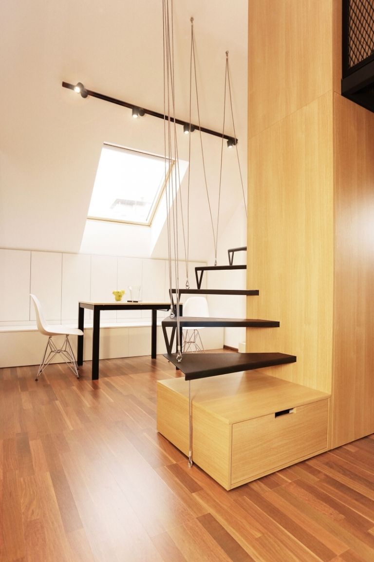 kleine-raeume-einrichten-laminatboden-treppe-spiraltreppe-schwarz-stahlseil-dachfenster-laminatt