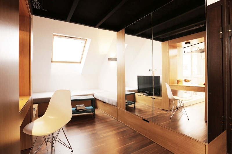 Kleine Räume einrichten -modern-minimalistisch-kleiderschrank-spiegelfronten-laminatboden-sitzflaeche