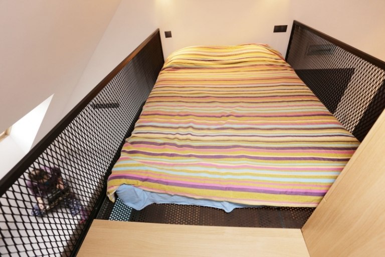 kleine-raeume-einrichten-schlafbereich-matratze-bett-gitter-mansarde-einzimmerwohnung