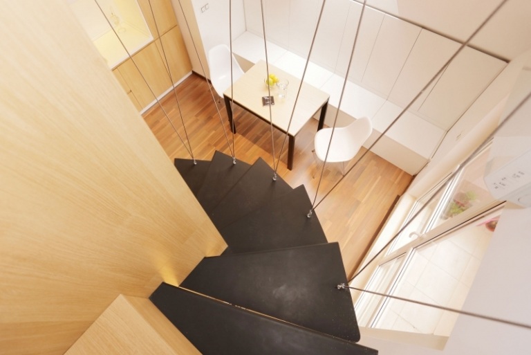 Kleine Räume einrichten -spiraltreppe-holzboden-laminatboden-stahlseil-fenster-essecke-mansarde