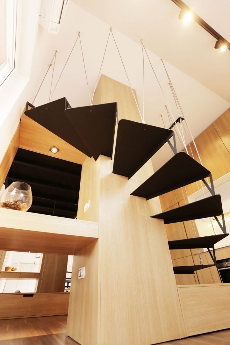 Kleine Räume einrichten -spiraltreppe-schwarz-stahl-stahlseil-weiss-decke