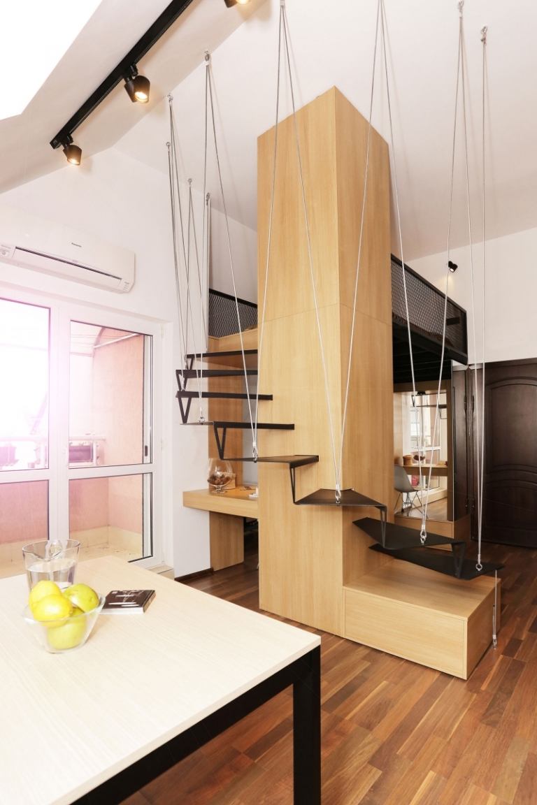Kleine Räume einrichten -stahlseil-spiraltreppe-holz-mansarde-design