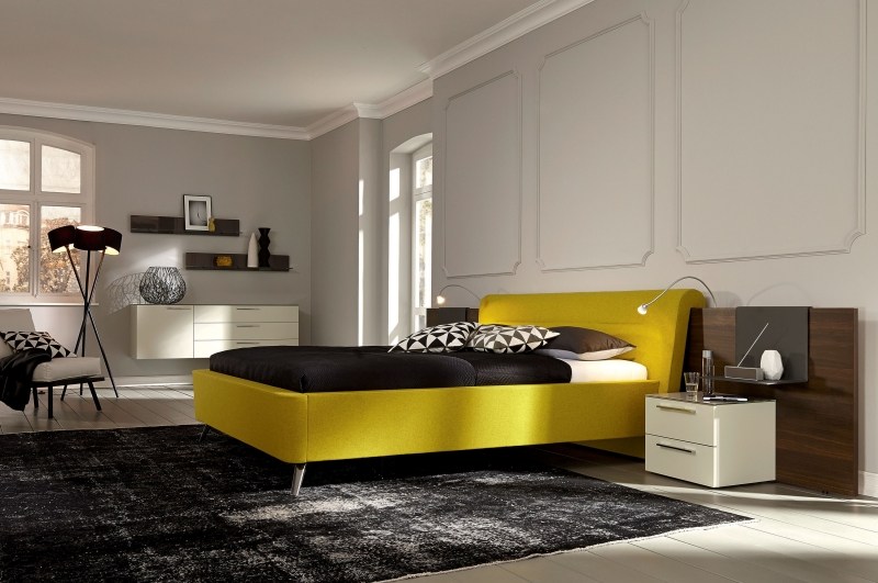 Leseleuchte am Bett -modern-schlafzimmer-gelb-schwarz-weiss-gepolstertsera