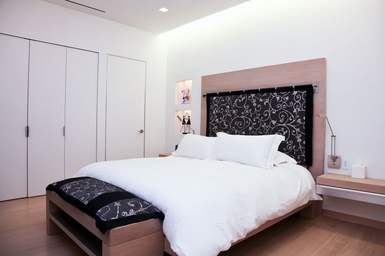 leseleuchte-bett-modern-schlafzimmer-kopfteil-gepolstert-schwarz-ornamente-bettwaesche-weiss-kleiderschrank