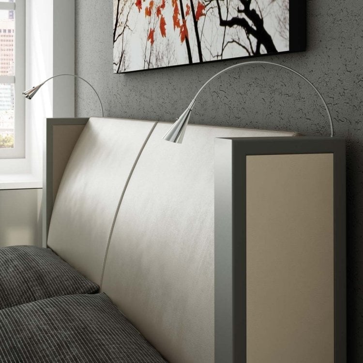 leseleuchte-bett-modern-schlafzimmer-kopfteil-gepostert-beige-grau-wandputz-bild