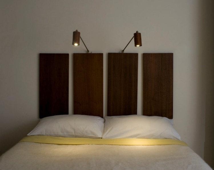 Leseleuchte am Bett -modern-schlafzimmer-kopfteil-holzpaneele-leuchten-holzoptik-dunkel