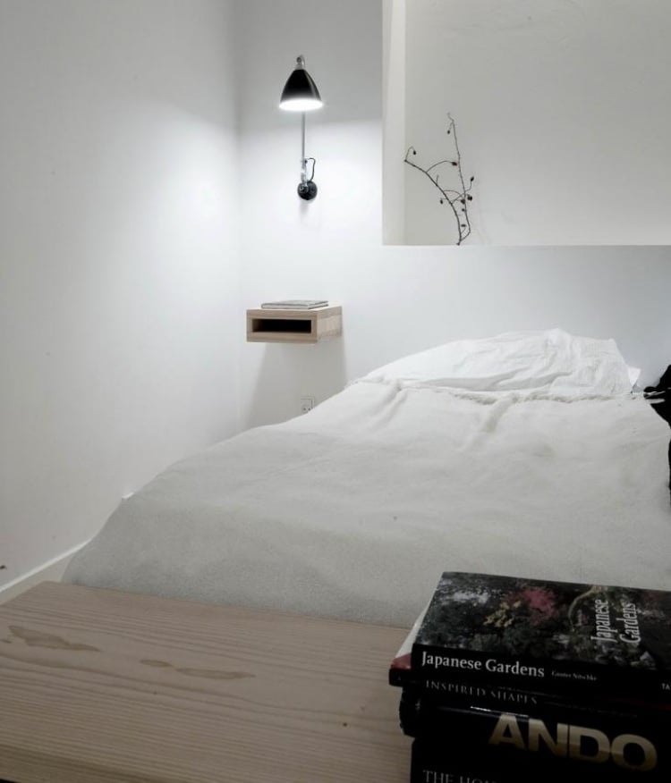 Leseleuchte am Bett -modern-schlafzimmer-minimalistisch-weiss-skandinavisch-bettwaesche-holz-buecher