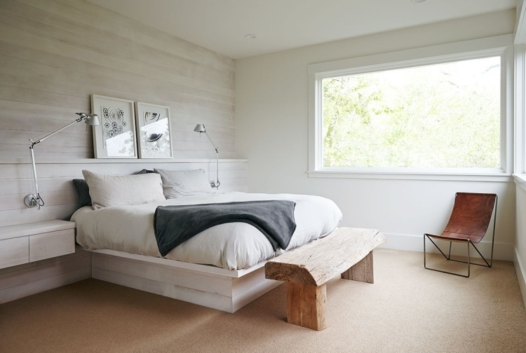 leseleuchte-bett-modern-schlafzimmer-schlicht-minimalistisch-holzbank-wandverkleidung-montiert