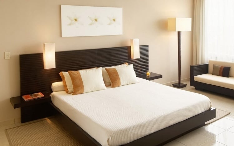 leseleuchte-bett-modern-schlafzimmer-schwarz-beige-wandfarbe-bild-hell-lichtdurchflutet