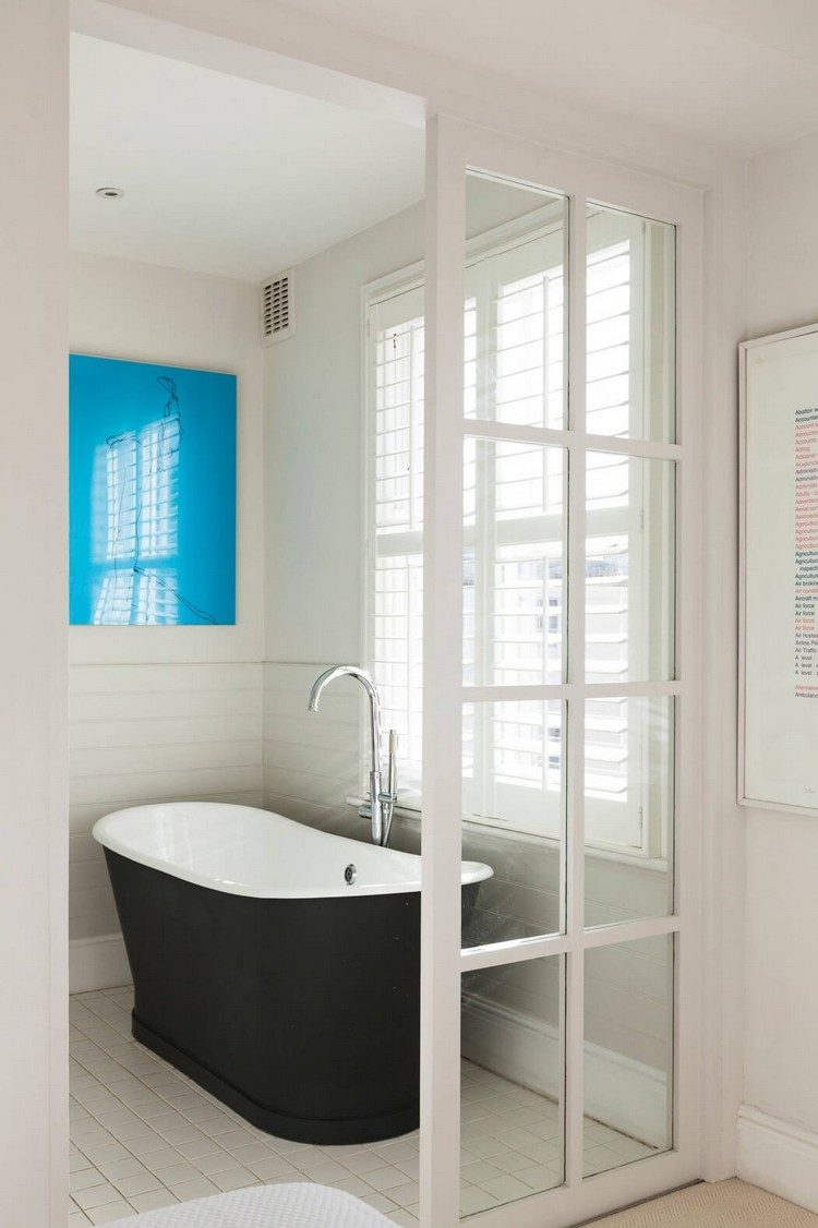 maritime-wohnungseinrichtung-badezimmer-schwarze-badewanne-blaues-wandbild