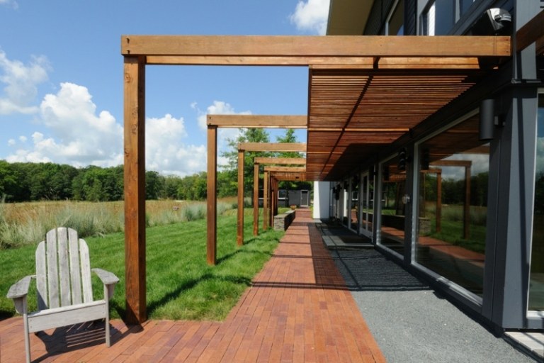 moderne-Pergola-Hausfassade-befestigt-Terrasse-Terracotta-Fliesen