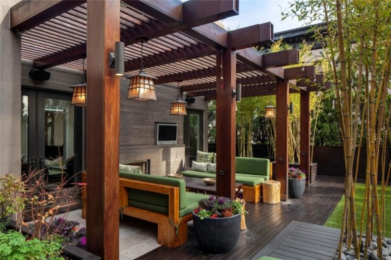 moderne-Pergola-Sitzecke-Garten-Bambus-Sichtschutz