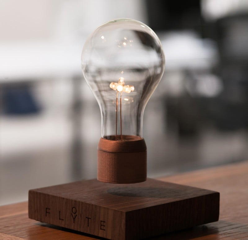 moderne-Tischlampe-Holz-Sockel-LED-Gluehbirne